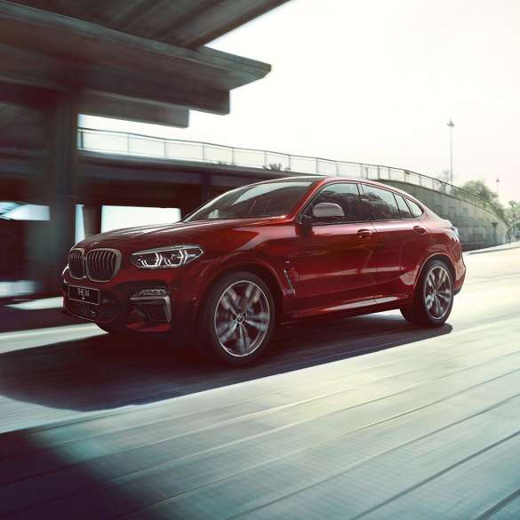 BMW X4 SUV G02 в динамике BMW X4 M40i SUV G02 2018 Flamenco Red, в движении, вид три четверти