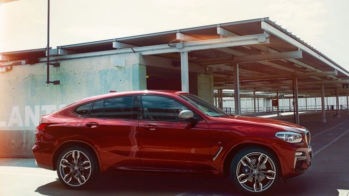 BMW X4 SUV G02 спортивный силуэт BMW X4 M40i SUV G02 Flamenco Red, спортивный силуэт