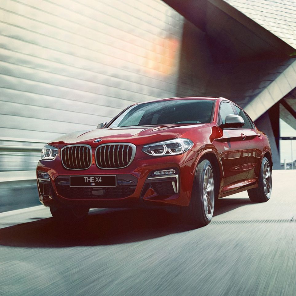 BMW X4 SUV G02 вид спереди в три четверти BMW X4 M40i SUV G02 Flamenco Red brilliant, вид спереди в три четверти