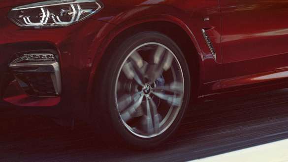 BMW X4 SUV G02 адаптивная подвеска М BMW X4 M40i SUV G02 Flamenco Red brilliant, адаптивная подвеска М, легкосплавный диск, вид в три четверти
