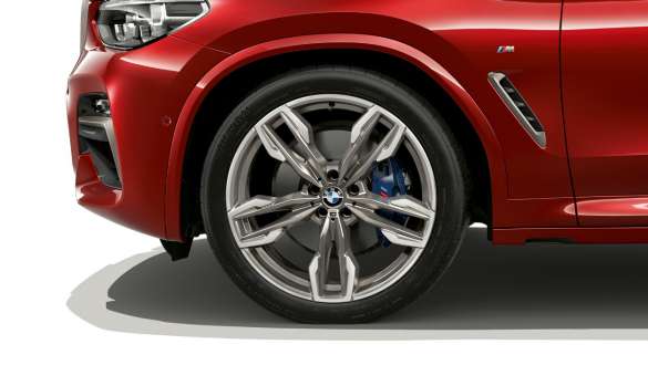 BMW X4 SUV G02 колесо и колесная арка BMW X4 M40i SUV G02 2018 Flamenco Red, вид сбоку, легкосплавные диски и колесные арки