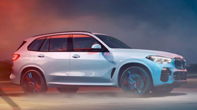 BMW X5 SUV G05 вид сбоку BMW X5 SUV G05 Mineral White metallic BMW X5 G05, вид сбоку