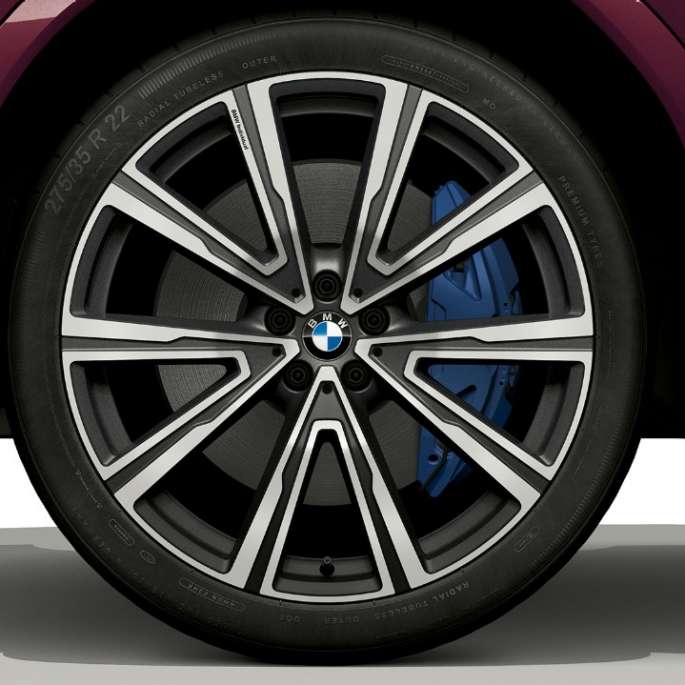 BMW X6 with BMW Individual, легкосплавный диск BMW X6 with BMW Individual фокусировка на легкосплавном диске