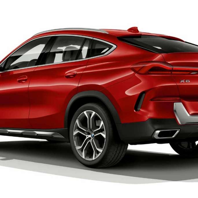 BMW X6 в версии BMW xLine, вид сзади BMW X6 в версии BMW xLine, вид сзади с поворотом в три четверти