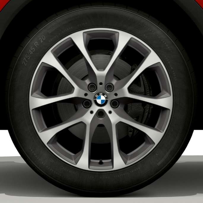 BMW X6 в версии BMW xLine, легкосплавный диск BMW X6 в версии BMW, фокусировка на легкосплавном диске