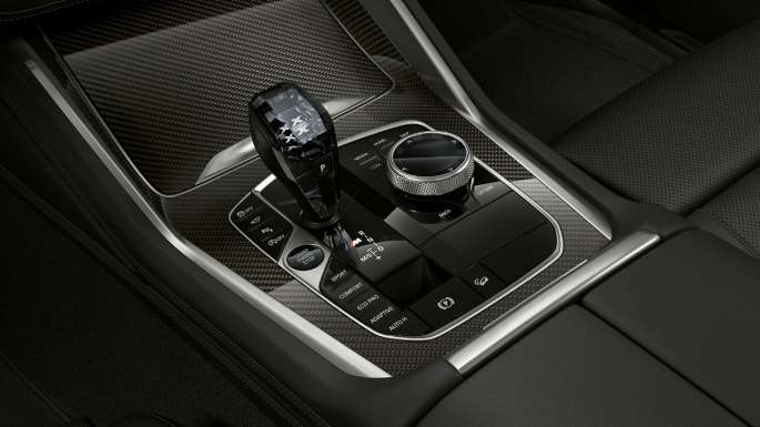 BMW X6 в версии BMW xLine, центральная консоль Интерьер BMW X6 в версии BMW xLine с фокусировкой на центральной консоли