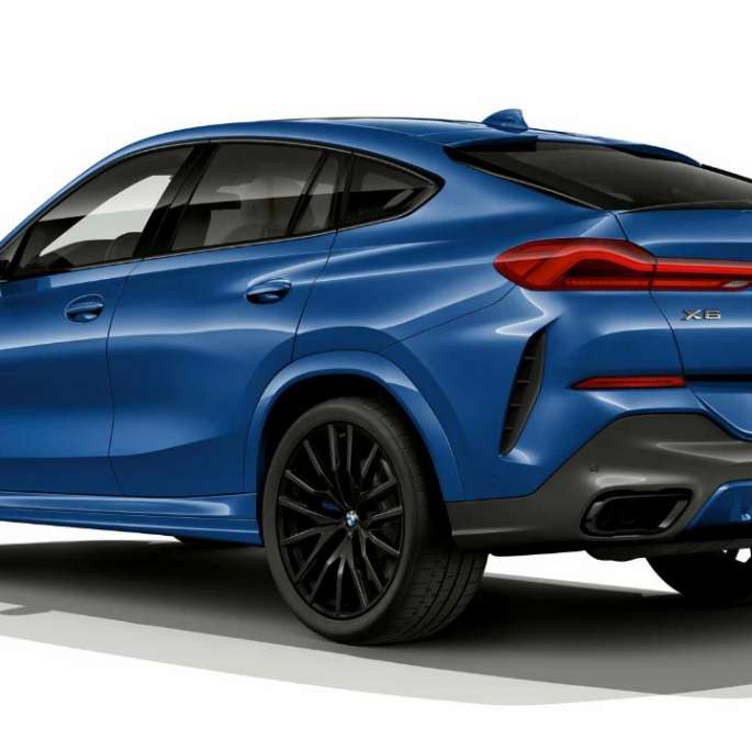 BMW X6 с пакетом M Sport, вид сзади BMW X6 с пакетом M Sport, вид сзади с поворотом в три четверти