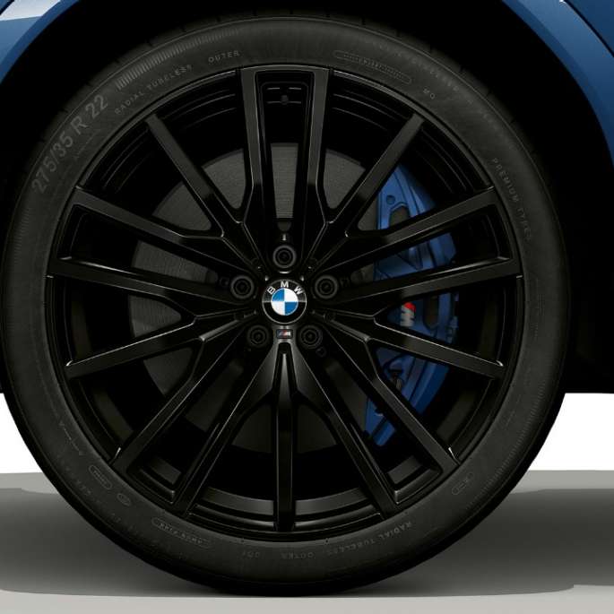 BMW X6 с пакетом M Sport, легкосплавный диск BMW X6 с пакетом M Sport, фокусировка на легкосплавном диске