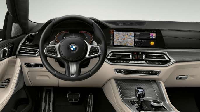 BMW X6 с пакетом M Sport: кокпит BMW X6, фотография интерьера с пакетом M Sport и акцентом на кокпит