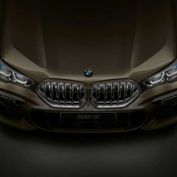 BMW X6, вид спереди Крупный план передней части BMW X6 с решеткой радиатора BMW Iconic Glow, вид с высоты птичьего полета