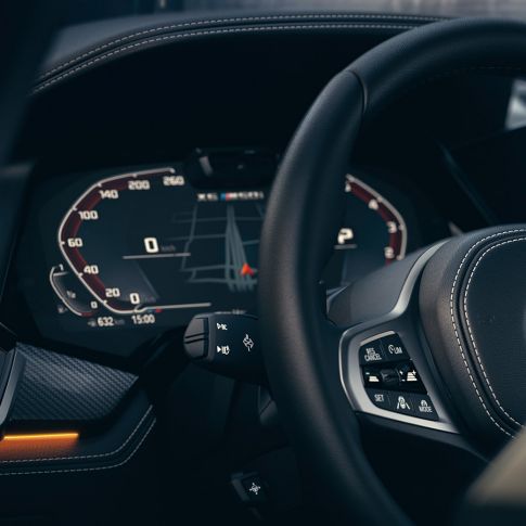 Системы помощи водителю BMW Интерьер BMW , крупный план с фокусировкой на панели приборов