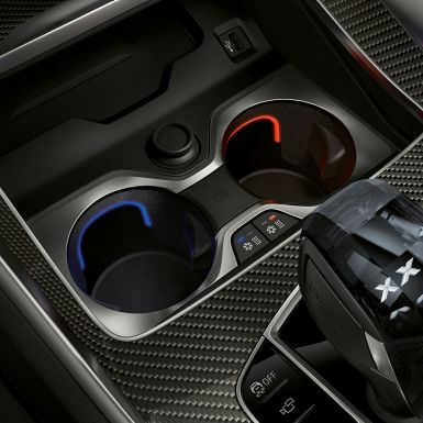 Подстаканник с регулировкой температуры Интерьер BMW, крупный план с фокусировкой на подстаканнике с регулировкой температуры
