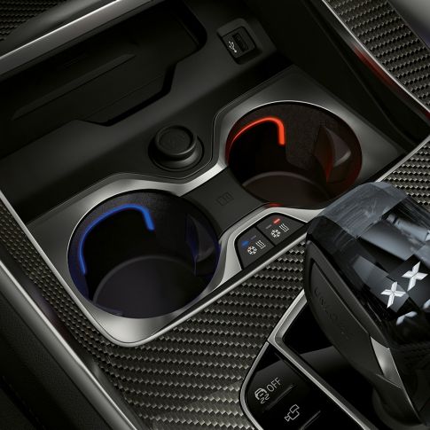 Подстаканник с регулировкой температуры Интерьер BMW, крупный план с фокусировкой на подстаканнике с регулировкой температуры