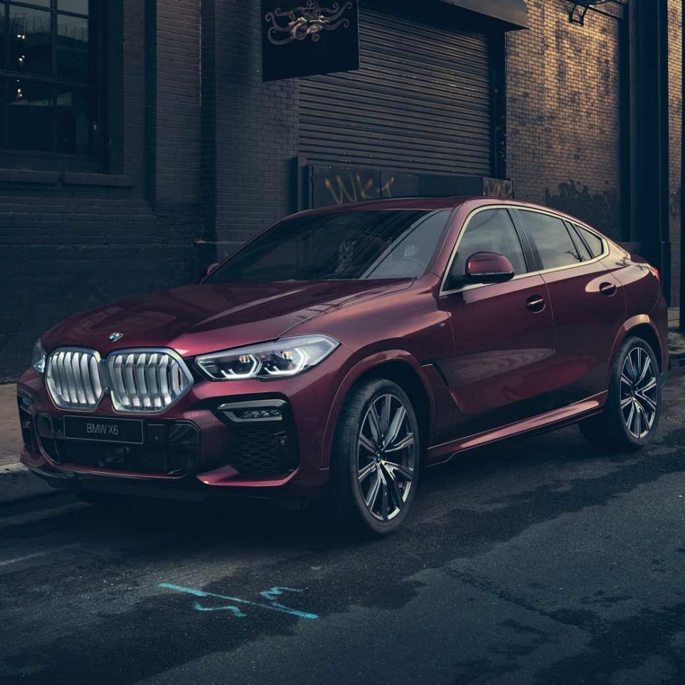 BMW X6 Individual, вид неподвижного автомобиля спереди с поворотом в три четверти