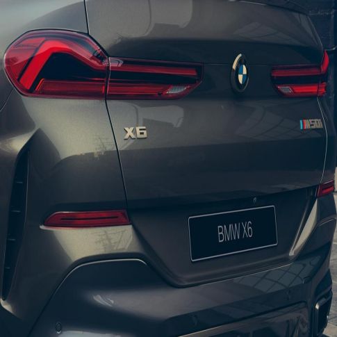 Спортивная выхлопная система M Sport в BMW X6 Крупный план спортивной системы выпуска M BMW X6