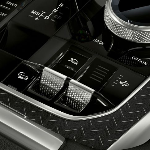 BMW X6 SUV G06, центральная консоль Интерьер BMW X6 SUV G06 крупным планом с фокусировкой на центральной консоли