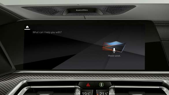 Проекционный дисплей и умный помощник BMW Intelligent Personal Assistant Кокпит BMW X6 с фокусировкой на умном помощнике BMW Intelligent Personal Assistant и проекционном дисплее