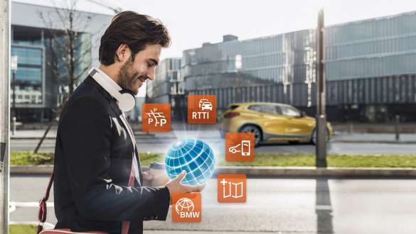 Мужчина держит аллегорическое изображение сервиса ConnectedPackage Professional Мужчина держит аллегорическое изображение сервиса ConnectedPackage Professional в руках