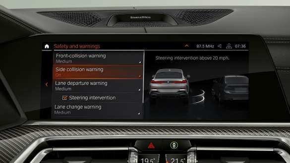 Проекционный дисплей и пакет систем помощи водителю Driving Assistant Professional Кокпит BMW X6 с фокусировкой на проекционный дисплей с пакетом систем помощи водителю Driving Assistant Professional