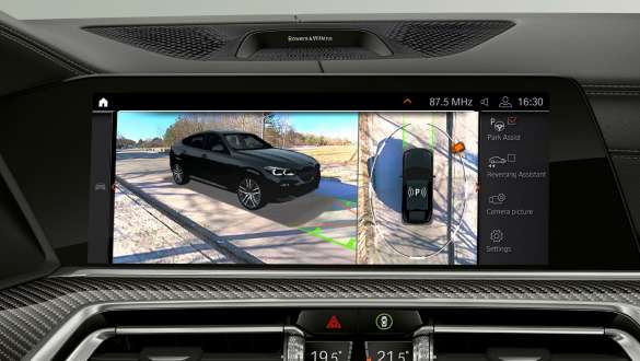 Проекционный дисплей с ассистентом парковки Plus Кокпит BMW X6 с фокусировкой на проекционный дисплей с ассистентом парковки Plus