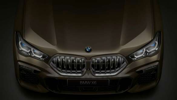 BMW X6, вид спереди Крупный план передней части BMW X6 с решеткой радиатора BMW Iconic Glow, вид с высоты птичьего полета