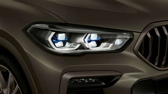 Лазерные фары BMW Laserlight Крупный план BMW X6 с фокусировкой на лазерные фары BMW Laserlight