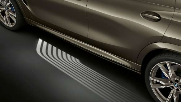Функция приветствия световой дорожкой BMW Welcome Light Carpet BMW X6, вид сбоку с фокусировкой на функцию приветствия световой дорожкой Welcome Light Carpet