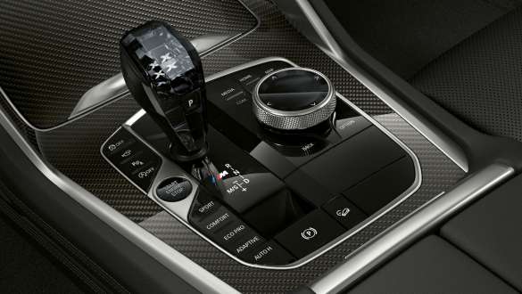 BMW X6, с фокусировкой на стеклянной аппликации CraftedClarity BMW X6, фотография интерьера с фокусировкой на стеклянной аппликации CraftedClarity
