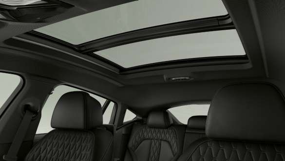 Панорамная стеклянная крыша Sky Lounge SUV G06 Интерьер BMW X6 SUV G06, крупный план панорамной стеклянной крыши Sky Lounge