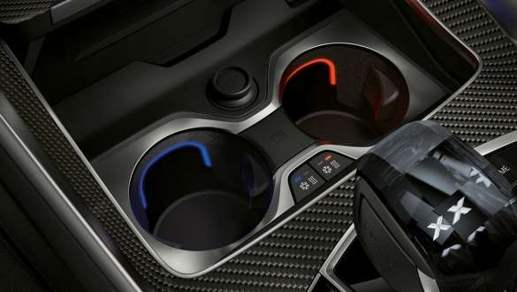 Подстаканник с регулировкой температуры SUV G06 Интерьер BMW, крупный план с фокусировкой на подстаканнике с регулировкой температуры SUV G06