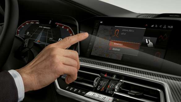 Кокпит с фокусировкой на приборной панели BMW Live Cockpit Professional Кокпит BMW X6 с фокусировкой на приборной панели BMW Live Cockpit Professional