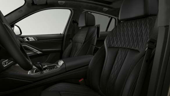 BMW X6, спортивные сиденья BMW X6, фотография интерьера с фокусировкой на спортивных сиденьях