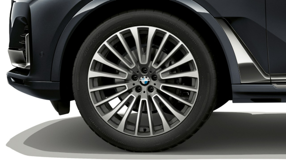 BMW X7: 22-дюймовый легкосплавный диск BMW X7: крупный план 22-дюймового легкосплавного диска