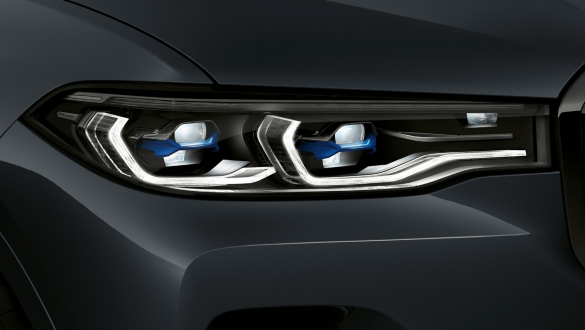 Лазерные фары BMW Laserlight Крупный план BMW X7, вид спереди с фокусировкой на лазерных фарах BMW Laserlight