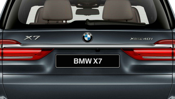 Задняя хромированная накладка BMW X7: крупный план задней хромированной накладки