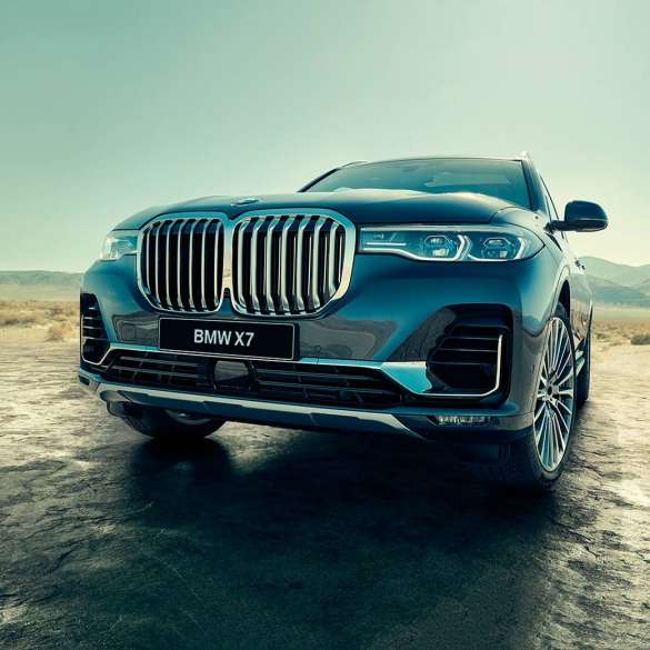 Кузов модели BMW X7: кадр с низкой точки Кузов модели BMW X7: кадр с низкой точки