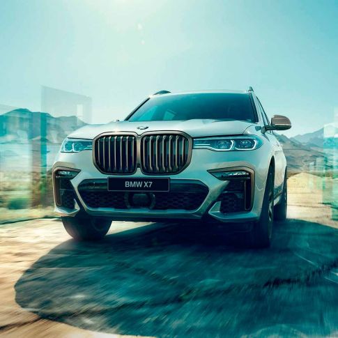 BMW X7 M50d, кадр с низкой точки BMW X7 M50d белого цвета: кадр с низкой точки