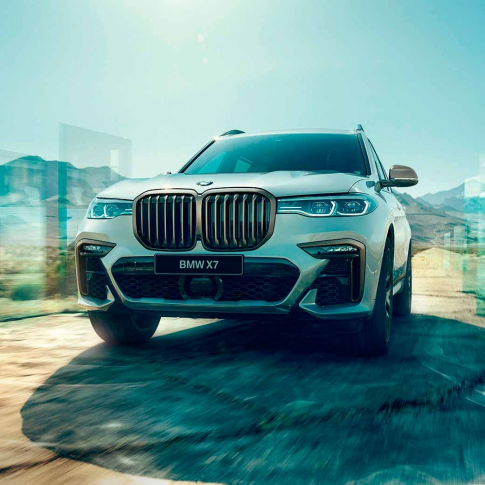 BMW X7 M50d, кадр с низкой точки BMW X7 M50d белого цвета: кадр с низкой точки