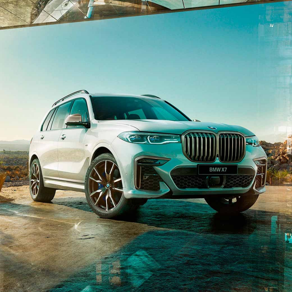 BMW X7 M50d, вид спереди с поворотом в три четверти BMW X7 M50d: вид спереди с поворотом в три четверти, в неподвижном состоянии