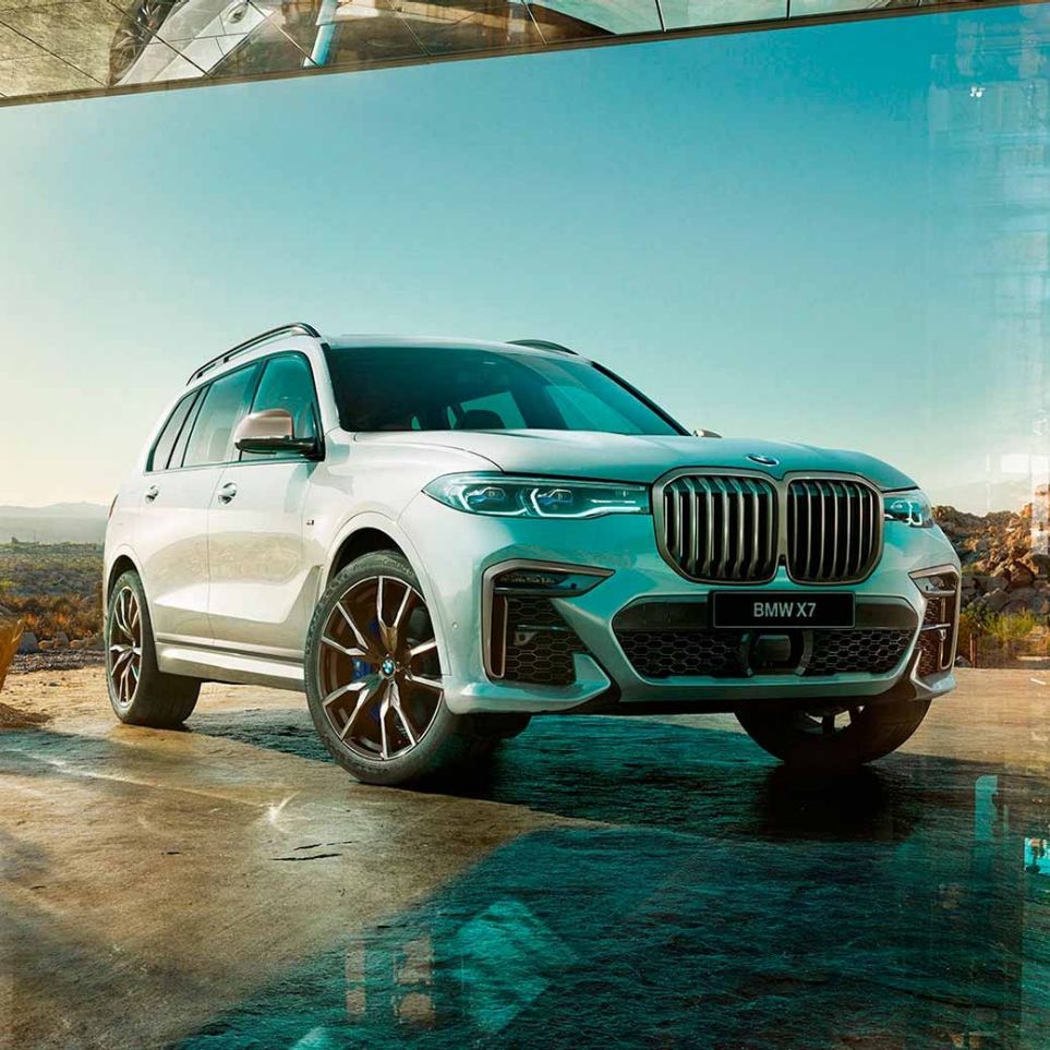 BMW X7 M50d SUV G07, вид спереди с поворотом в три четверти BMW X7 M50d SUV G07: вид спереди с поворотом в три четверти, в неподвижном состоянии
