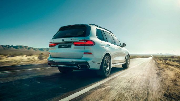 BMW X7 M50d, вид сзади BMW X7 M50d белого цвета в движении, вид сзади
