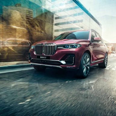 BMW Individual X7 40i xDrive, three-quarter front view Driving BMW X7 in Ametrin metallic from the three-quarter front view