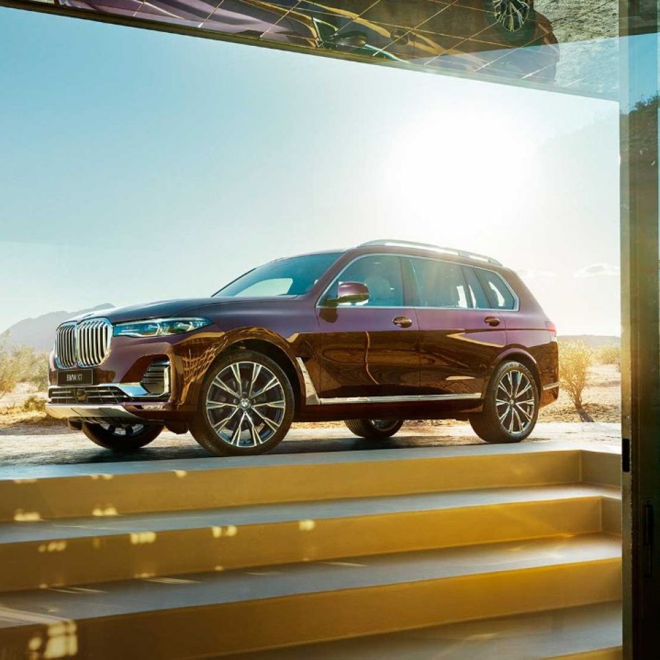 BMW Individual X7 xDrive40i, вид сбоку BMW X7 с кузовом цвета Ametrin (металлик), вид сбоку, в неподвижном состоянии