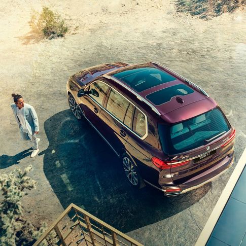 BMW Individual X7 40i xDrive, вид спереди с поворотом в три четверти BMW X7 в цвете Ametrin (металлик), вид спереди с поворотом в три четверти