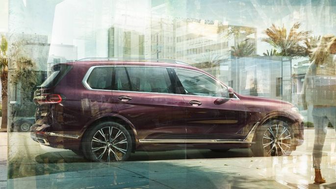 BMW Individual X7 40i xDrive, вид сбоку BMW X7 в цвете Ametrin (металлик), вид сбоку, в неподвижном состоянии