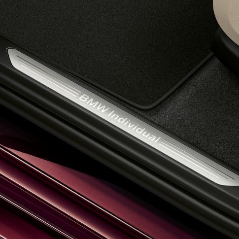 Порог двери с надписью BMW Individual Крупный план: накладки на порог двери с подсветкой и надписью BMW Individual