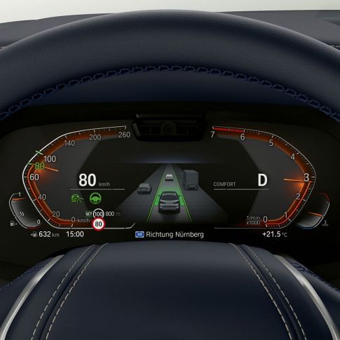 Ассистент вождения Plus и ассистент парковки Plus SUV G07 Ассистент вождения Plus и ассистент парковки Plus: крупный план панели приборов SUV G07