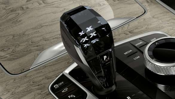 Стеклянные аппликации CraftedClarity BMW X7: крупный план стеклянной аппликации CraftedClarity