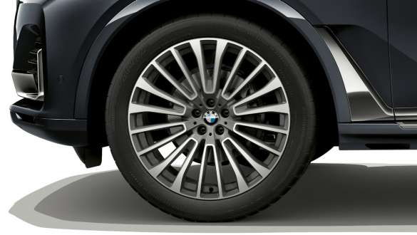 BMW X7: 22-дюймовый легкосплавный диск BMW X7: крупный план 22-дюймового легкосплавного диска