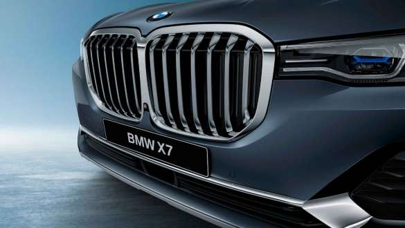 Решетка радиатора BMW Крупный план BMW X7, вид спереди с фокусировкой на решетке радиатора